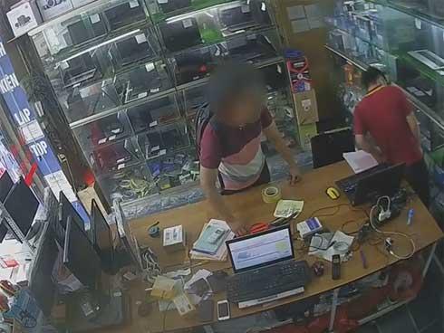 Clip: Chủ nhà bị người phun thuốc muỗi đánh thuốc mê, tự nhiên móc túi đưa 10 triệu đồng-6