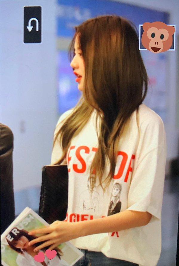 Mỹ nhân 15 tuổi đẹp nhất Hàn Quốc nhóm IZ*ONE gây xôn xao khi cầm tạp chí 18+ ra nơi công cộng-1