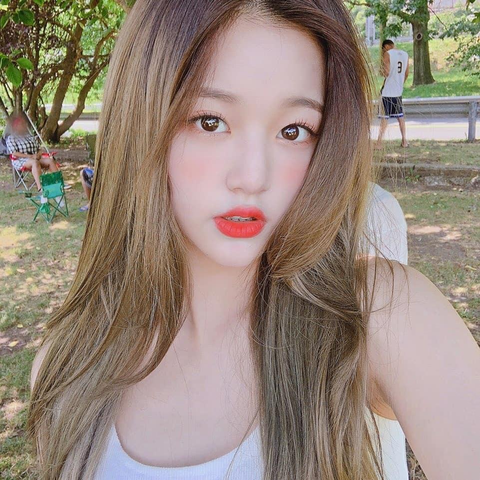 Mỹ nhân 15 tuổi đẹp nhất Hàn Quốc nhóm IZ*ONE gây xôn xao khi cầm tạp chí 18+ ra nơi công cộng-5