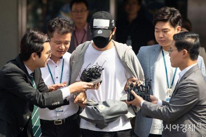 Tài tử bị tố cưỡng hiếp tập thể cúi đầu khi xuất hiện-2