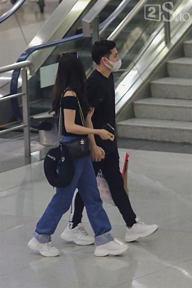 HOT: Đông Nhi - Ông Cao Thắng bị đánh úp, bất ngờ tổ chức hôn lễ ngay tại phi trường lúc nửa đêm-3