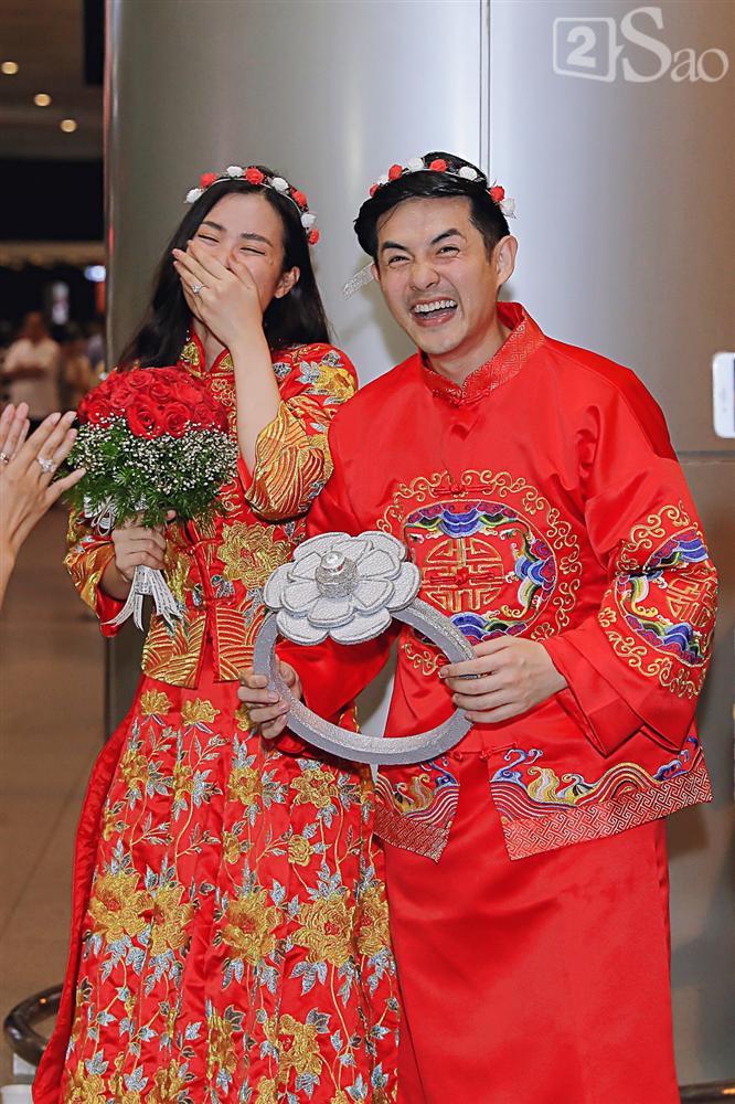 HOT: Đông Nhi - Ông Cao Thắng bị đánh úp, bất ngờ tổ chức hôn lễ ngay tại phi trường lúc nửa đêm-6