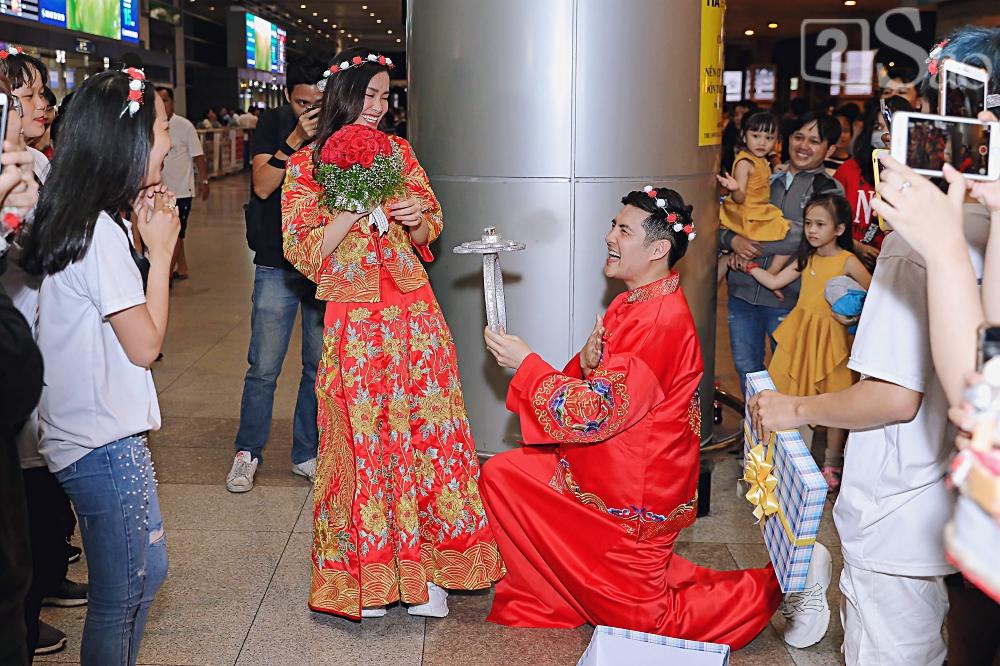 HOT: Đông Nhi - Ông Cao Thắng bị đánh úp, bất ngờ tổ chức hôn lễ ngay tại phi trường lúc nửa đêm-7