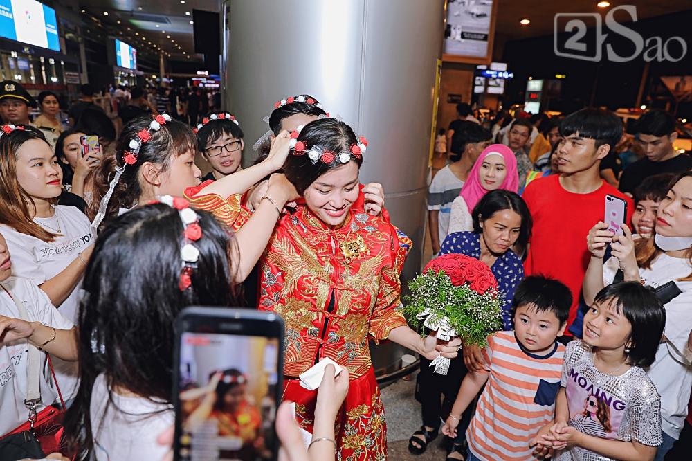 HOT: Đông Nhi - Ông Cao Thắng bị đánh úp, bất ngờ tổ chức hôn lễ ngay tại phi trường lúc nửa đêm-8