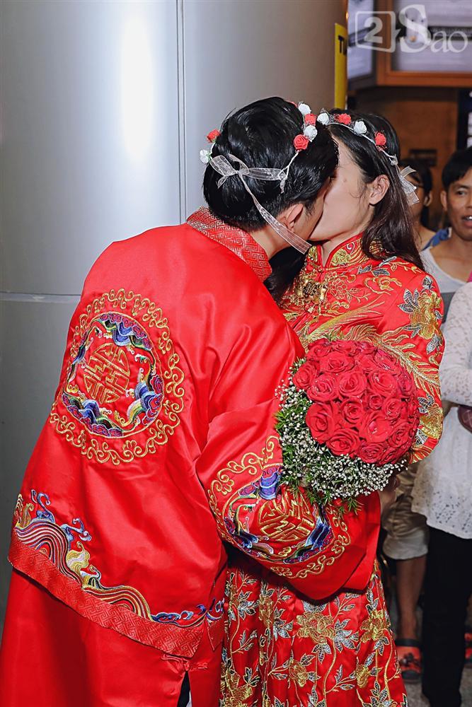 HOT: Đông Nhi - Ông Cao Thắng bị đánh úp, bất ngờ tổ chức hôn lễ ngay tại phi trường lúc nửa đêm-11