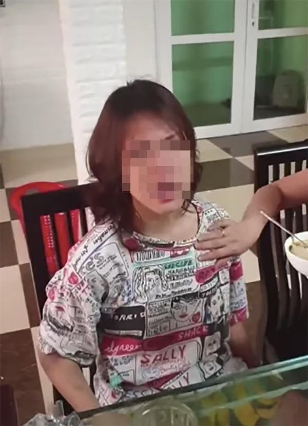 Xôn xao clip cô gái sắp bước vào cấp 3 vẫn làm mình làm mẩy đòi mẹ bón từng thìa cơm-3