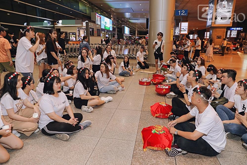 HOT: Đông Nhi - Ông Cao Thắng bị đánh úp, bất ngờ tổ chức hôn lễ ngay tại phi trường lúc nửa đêm-1