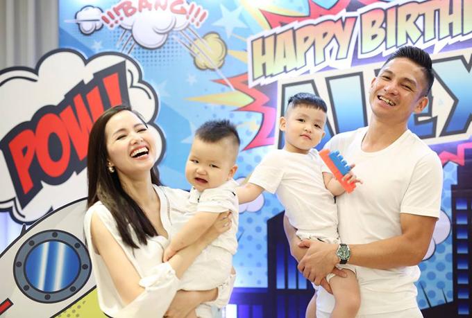 Mới ngày nào còn bé tí hon, hai quý tử nhà Tâm Tít khiến dân tình phát thèm khi ngày càng đẹp trai chuẩn hotboy-2