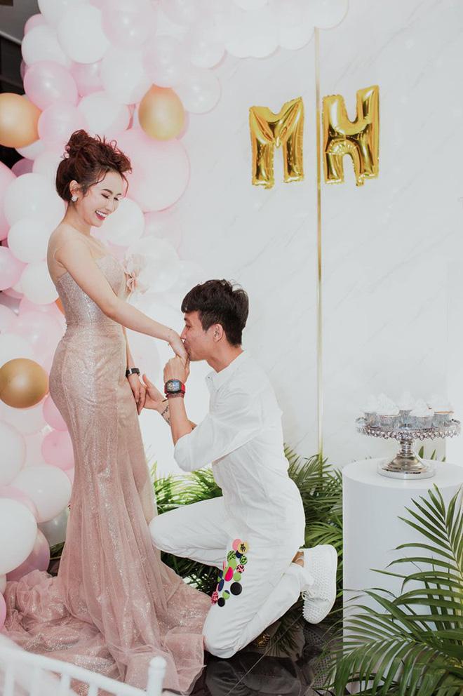 Đừng chỉ chú ý đến con gái 20 tuổi đáng yêu, vợ hai của thiếu gia Minh Nhựa cũng đẹp mê mẩn như gái 18 thế này cơ mà-1