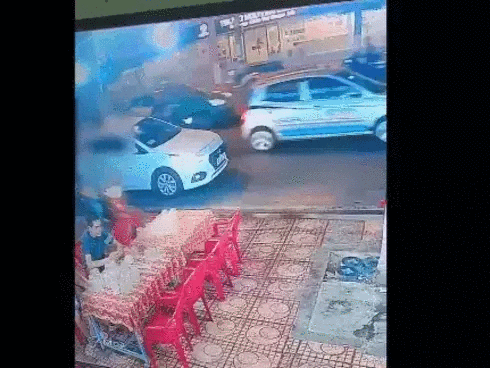 Clip: Nam thanh niên lao xe máy vào giữa quán nhậu của con nợ, đâm luôn cả bảo vệ ra can ngăn-1