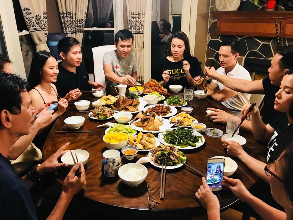 Ngồi lên bàn lại còn đặt chân lên ghế, Hồ Ngọc Hà - Kim Lý bị chê thiếu ý thức khi du ngoạn nước Mỹ-1