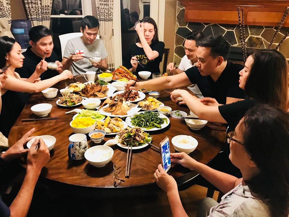 Ngồi lên bàn lại còn đặt chân lên ghế, Hồ Ngọc Hà - Kim Lý bị chê thiếu ý thức khi du ngoạn nước Mỹ-2