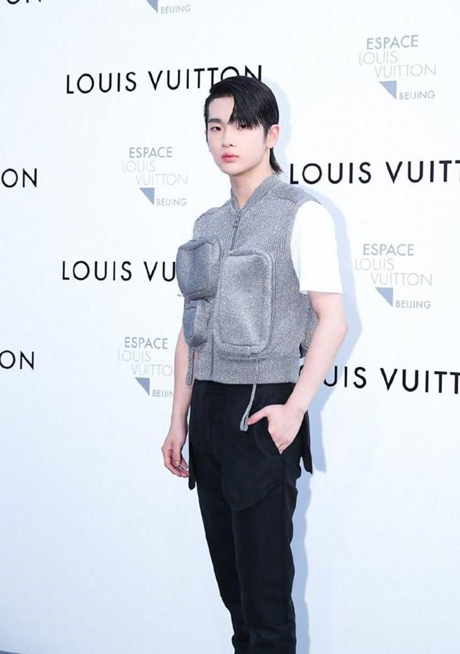 Địch Lệ Nhiệt Ba bị chê mặc xấu ở sự kiện-7