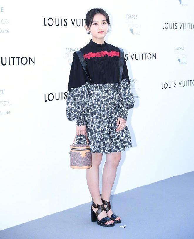 Địch Lệ Nhiệt Ba bị chê mặc xấu ở sự kiện-6