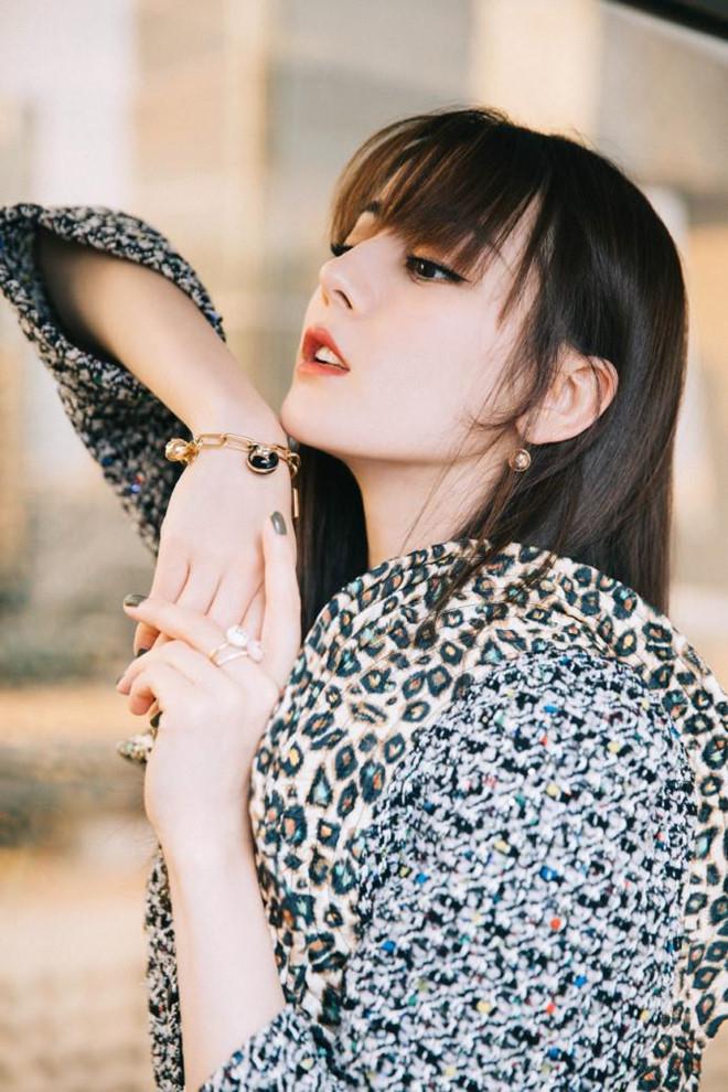 Địch Lệ Nhiệt Ba bị chê mặc xấu ở sự kiện-4