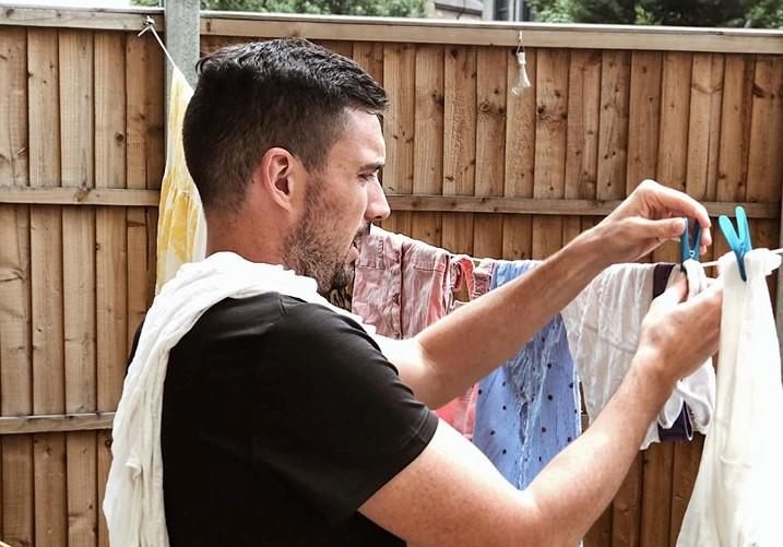 Chồng siêu mẫu Hà Anh giặt đồ, rửa bát, chuẩn chồng hiện đại giờ phải thế-1