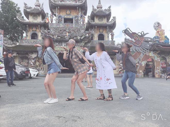 Female tourist wears ao dai, shows off the 3rd round in Hoi An - 5