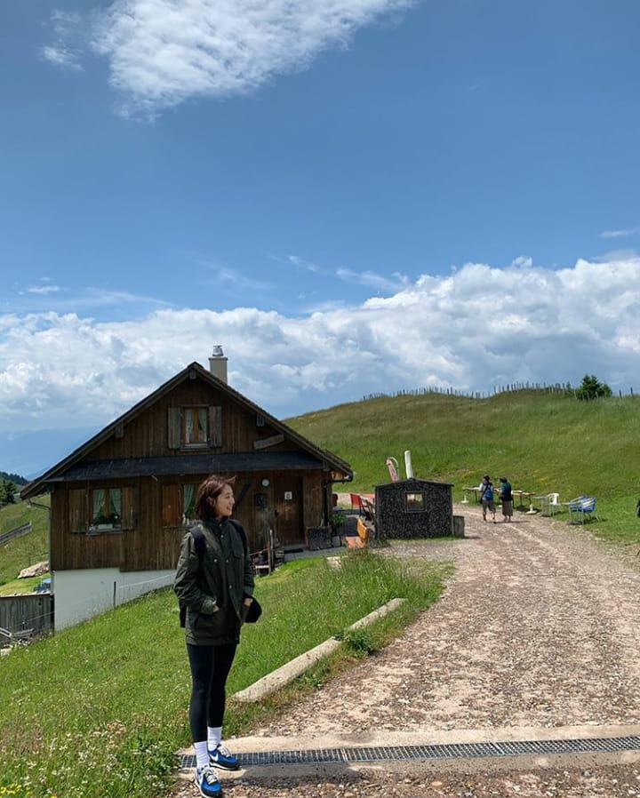 Park Shin Hye giản dị bất ngờ khi đi du lịch cùng gia đình-1