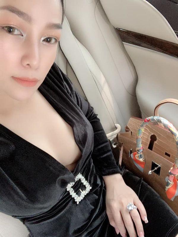 Trong lúc Minh Nhựa đang say đắm với vợ 2 thì người vợ đầu, cũng là mẹ ruột của cô con gái Rich Kid, đang làm gì?-6