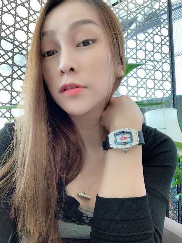 Trong lúc Minh Nhựa đang say đắm với vợ 2 thì người vợ đầu, cũng là mẹ ruột của cô con gái Rich Kid, đang làm gì?-8