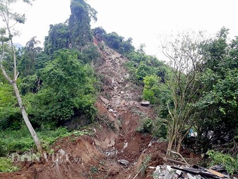 Cao Bằng: Lở núi vùi lấp 3 người trong một gia đình