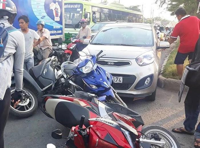 Tông 6 xe máy dừng đèn đỏ, người đàn ông đền ngay 11 triệu-1