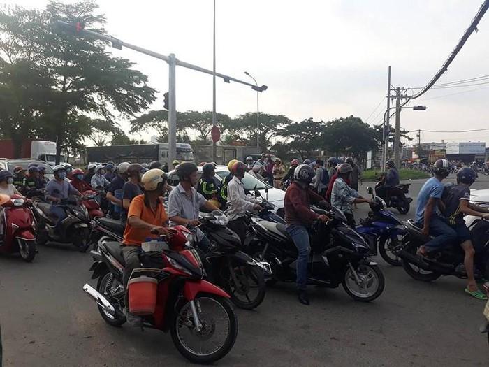 Tông 6 xe máy dừng đèn đỏ, người đàn ông đền ngay 11 triệu-2