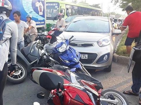 Ôtô tải tông 7 xe máy dừng đèn đỏ, 11 người bị thương-3