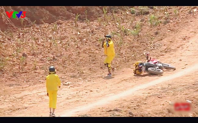 Cùng Minh Triệu chạy xe trên địa hình quá nguy hiểm, Kỳ Duyên khóc ròng vì sợ chết giữa chốn hoang sơ-1