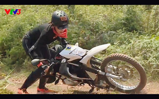 Cùng Minh Triệu chạy xe trên địa hình quá nguy hiểm, Kỳ Duyên khóc ròng vì sợ chết giữa chốn hoang sơ-4