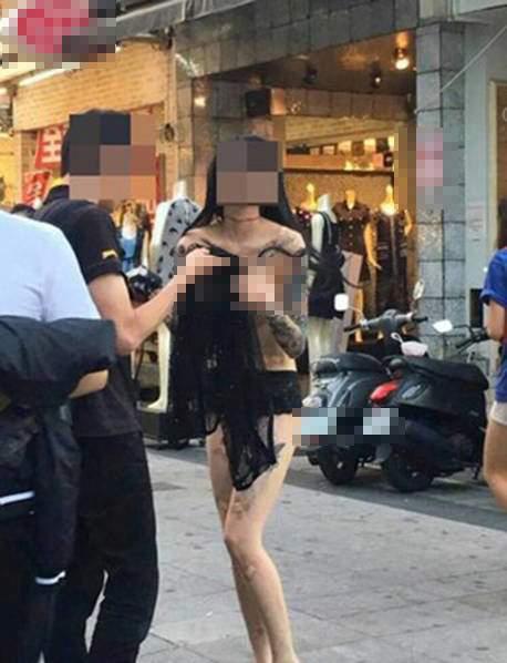 Cô gái gây sốc nhất MXH sáng nay: Cả người chỉ có mỗi quần lót vẫn thản nhiên đi dạo giữa trung tâm mua sắm-2
