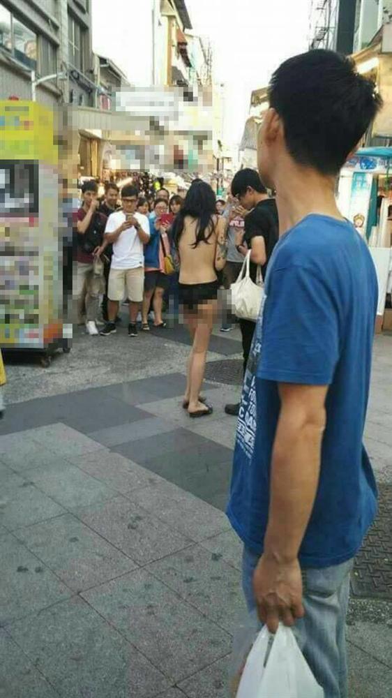 Cô gái gây sốc nhất MXH sáng nay: Cả người chỉ có mỗi quần lót vẫn thản nhiên đi dạo giữa trung tâm mua sắm-4