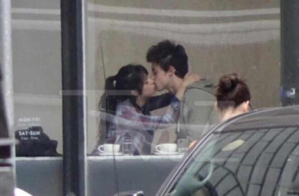 Bội thực với những nụ hôn tình bạn của Shawn Mendes và Camila Cabello, công chúng nghi ngờ cặp đôi chơi chiêu PR ca khúc mới-2