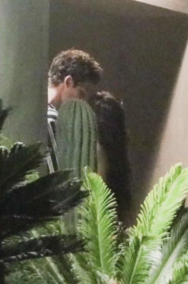 Bội thực với những nụ hôn tình bạn của Shawn Mendes và Camila Cabello, công chúng nghi ngờ cặp đôi chơi chiêu PR ca khúc mới-6
