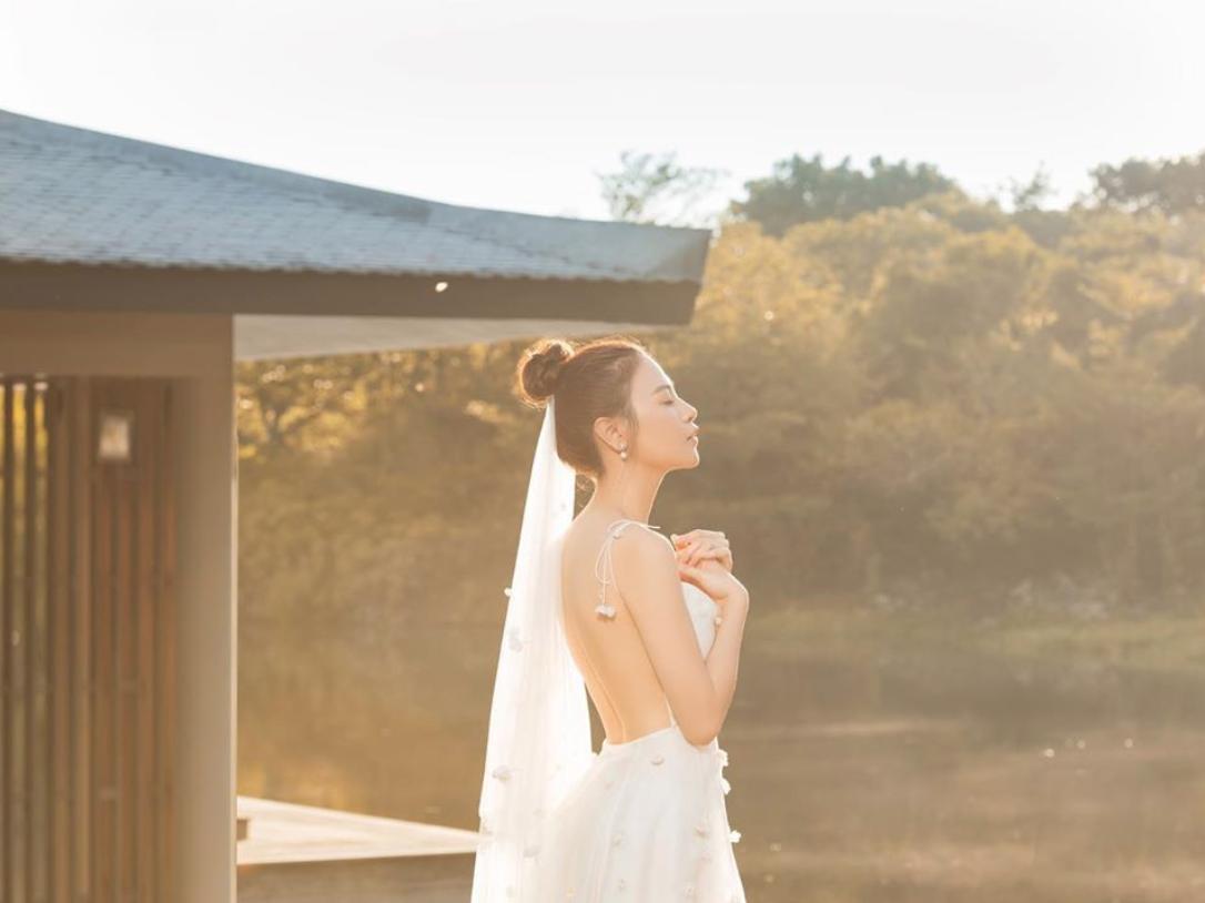 Đàm Thu Trang như người khổng lồ trong ảnh cưới với Cường Đô La: Bí kíp nào cho cặp đôi cột đèn - máy nước trở nên hài hòa?-17