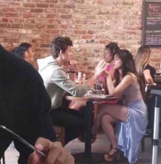Shawn Mendes công khai hôn Camila say đắm dù khẳng định chỉ là bạn-2