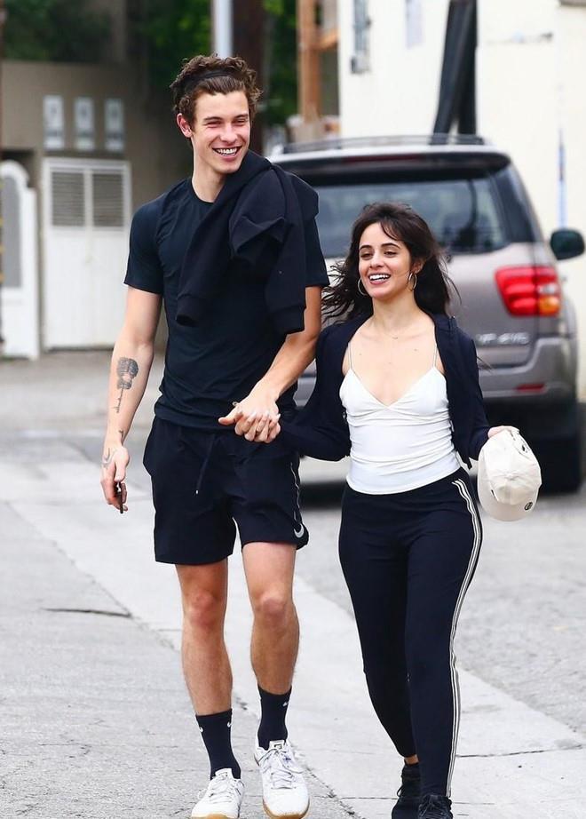 Shawn Mendes công khai hôn Camila say đắm dù khẳng định chỉ là bạn-7