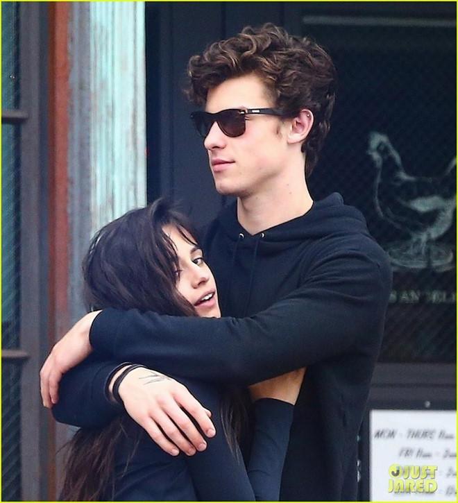 Shawn Mendes công khai hôn Camila say đắm dù khẳng định chỉ là bạn-8