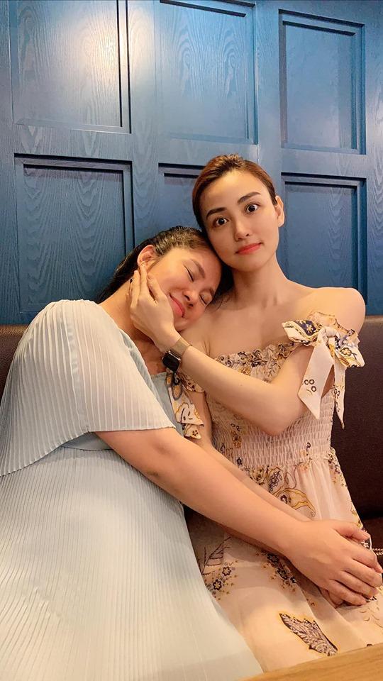 Lê Phương lộ thân hình to gấp đôi Ngân Khánh khi bước vào tháng cuối thai kỳ-2