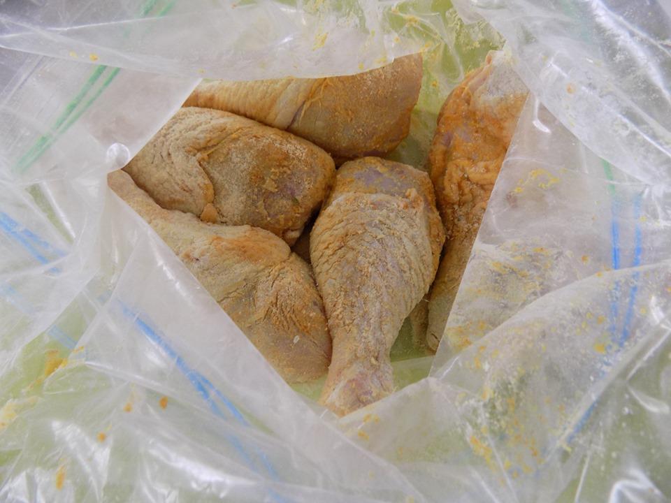 Mẹ cứ làm cơm đùi gà chiên thơm ngon thế này thì bé nào cũng ăn tì tì-2