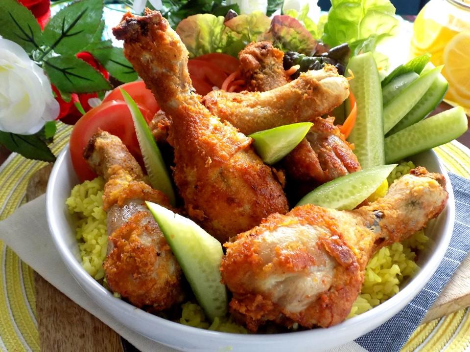 Mẹ cứ làm cơm đùi gà chiên thơm ngon thế này thì bé nào cũng ăn tì tì-4