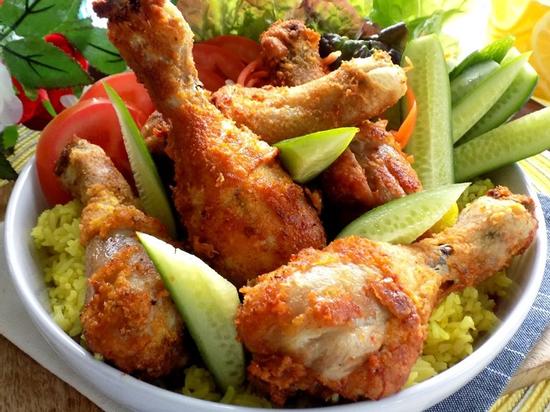 Mẹ cứ làm cơm đùi gà chiên thơm ngon thế này thì bé nào cũng ăn tì tì