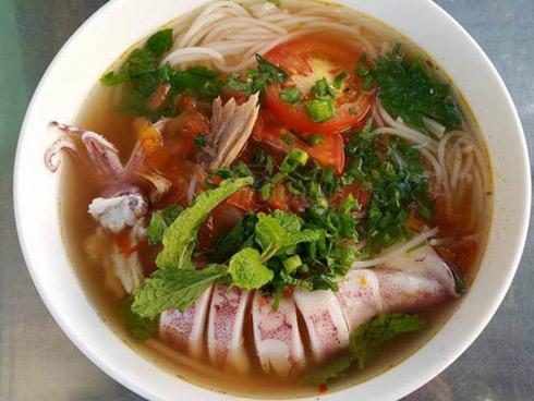 Bún mực lạ miệng ở vùng đất 'hoa vàng, cỏ xanh'