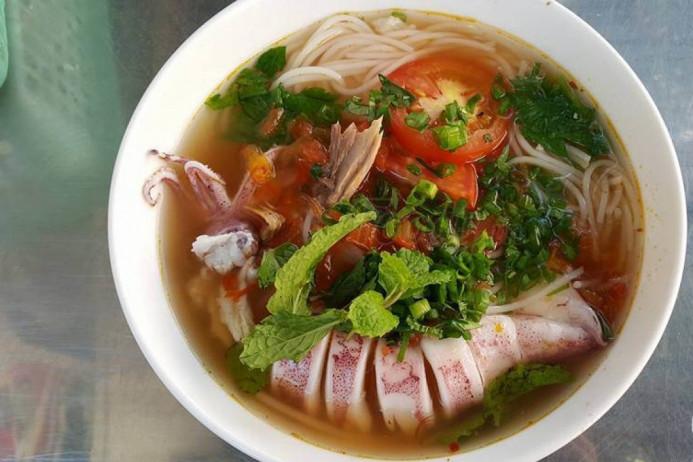 Bún mực lạ miệng ở vùng đất hoa vàng, cỏ xanh-1