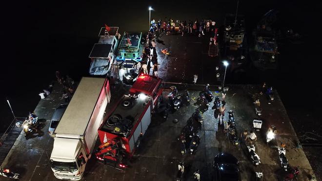 Quảng Ninh: Bé trai 4 tuổi trượt chân rơi từ thuyền xuống biển, hàng trăm người tìm kiếm trong đêm-1