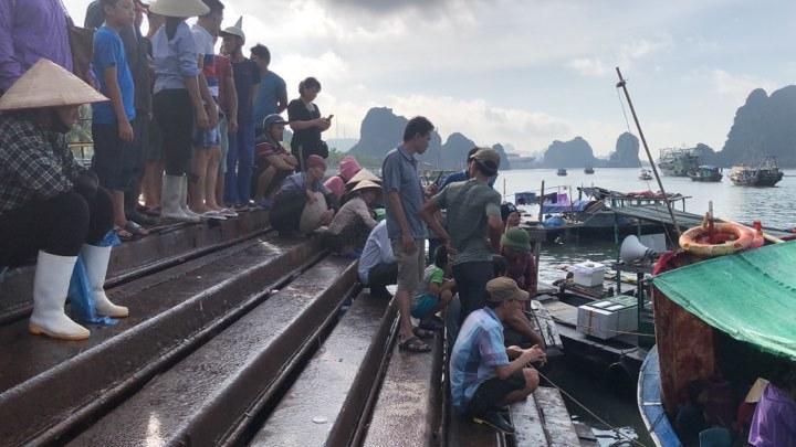 Tìm thấy thi thể bé trai 4 tuổi rơi xuống biển Hạ Long, bà và mẹ quỵ ngã-4