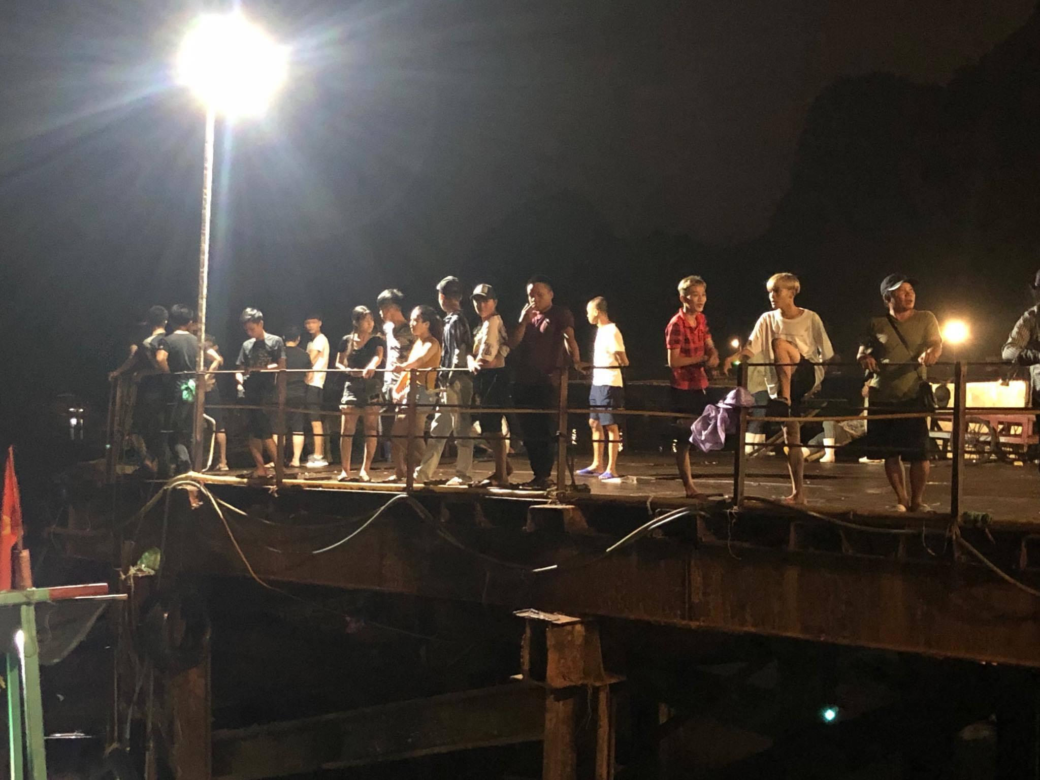 Tìm thấy thi thể bé trai 4 tuổi rơi xuống biển Hạ Long, bà và mẹ quỵ ngã-6