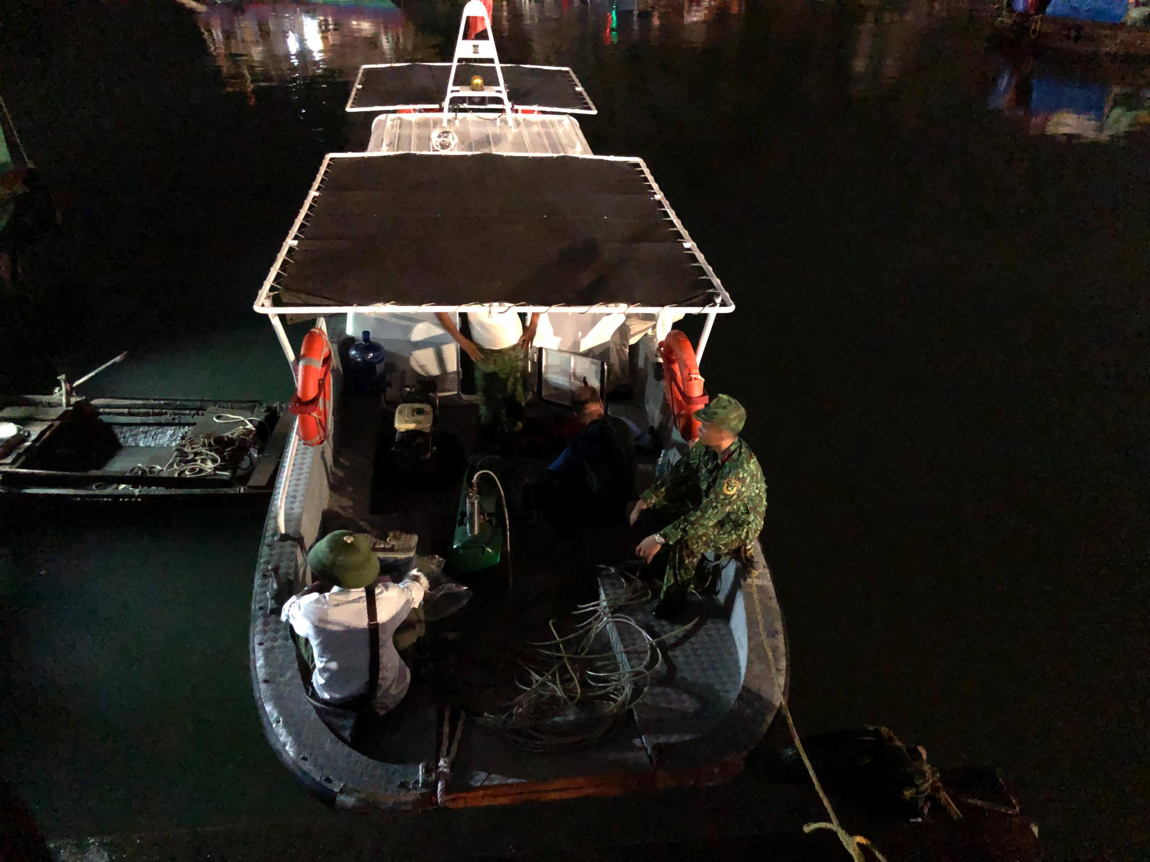 Tìm thấy thi thể bé trai 4 tuổi rơi xuống biển Hạ Long, bà và mẹ quỵ ngã-7