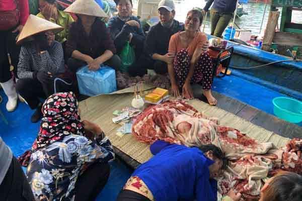 Tìm thấy thi thể bé trai 4 tuổi rơi xuống biển Hạ Long, bà và mẹ quỵ ngã-1