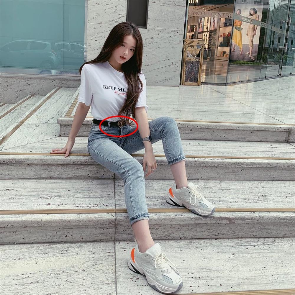 Linh Ka đeo thắt lưng hàng hiệu lại lộn tùng phèo thế này bảo sao antifan nghi dùng đồ fake-8